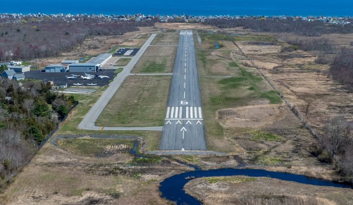The approach to KGHG’s runway 6 is marked with the number just past the displaced threshold.